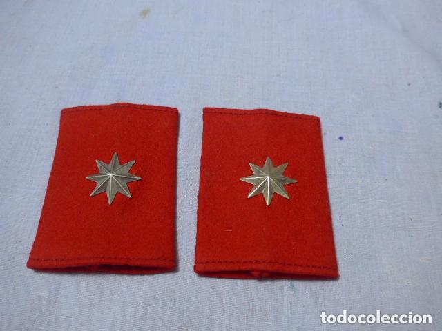 Militaria: Antiguas hombreras de comandante espa&ntilde;ol en rojo.