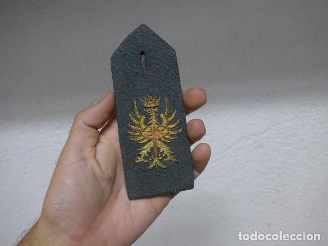 Militaria: Antigua hombrera bordada de oficial de la Guardia civil franquista, original, epoca de Franco.