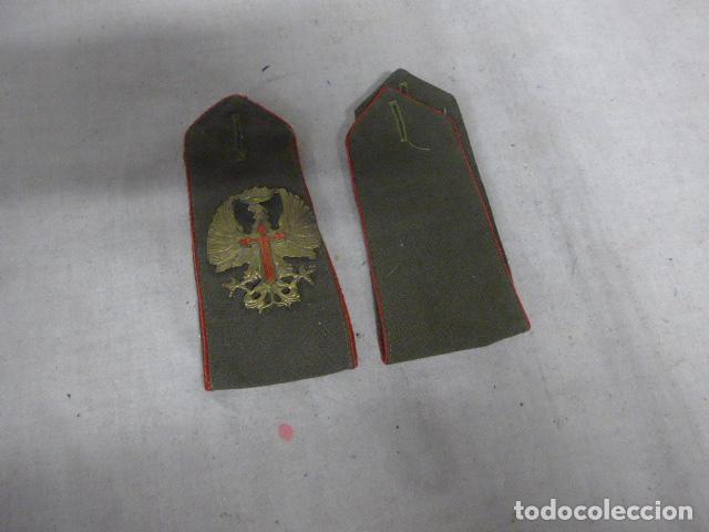 Militaria: Antigua pareja de hombreras espa&ntilde;olas franquistas con ribete rojo, epoca de Franco.