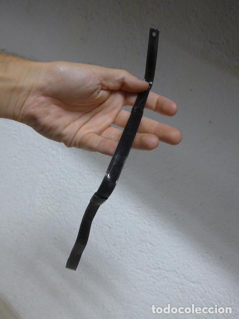 Militaria: Antiguo barbuquejo negro de plastico para gorra de plato espa&ntilde;ola, seguramente Policia.
