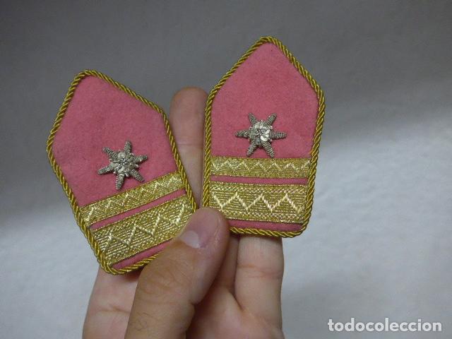 Militaria: Antigua pareja de hombreras del ejercito austriaco a identificar. Austria.