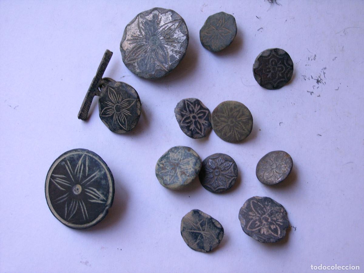 Militaria: LOTE DE 12 BOTONES MEDIEVALES