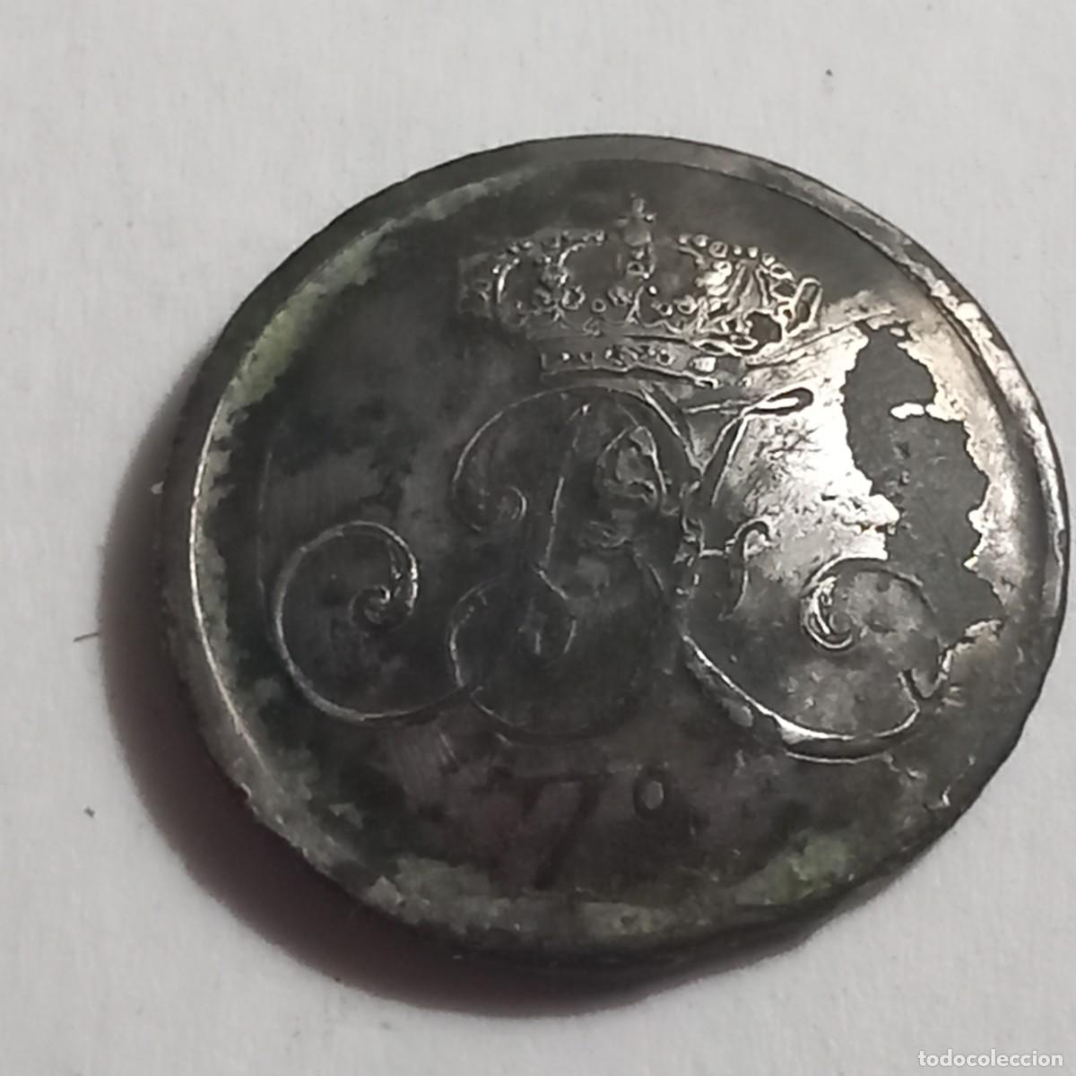 Militaria: Boton fernando 7,restos de cascarilla de plata.