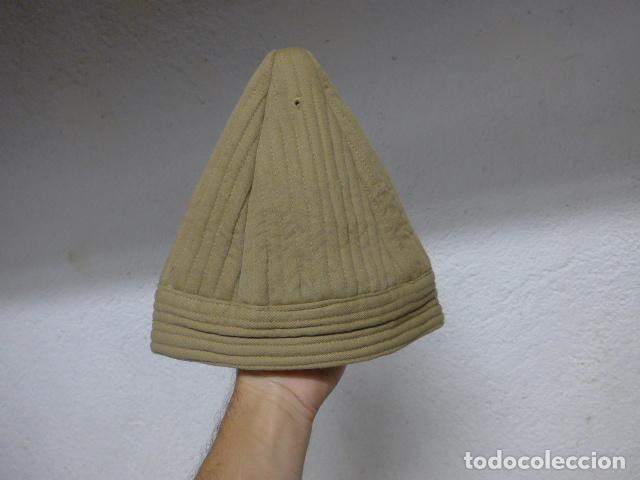 Militaria: Antiguo gorro ingles colonial original marcado de 1943, II Guerra Mundial. Cono turbante hindu India