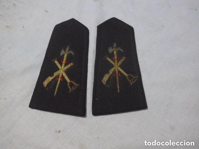 Militaria: Antigua pareja de hombreras bordadas en hilo de oro de la Legion espa&ntilde;ola, originales.