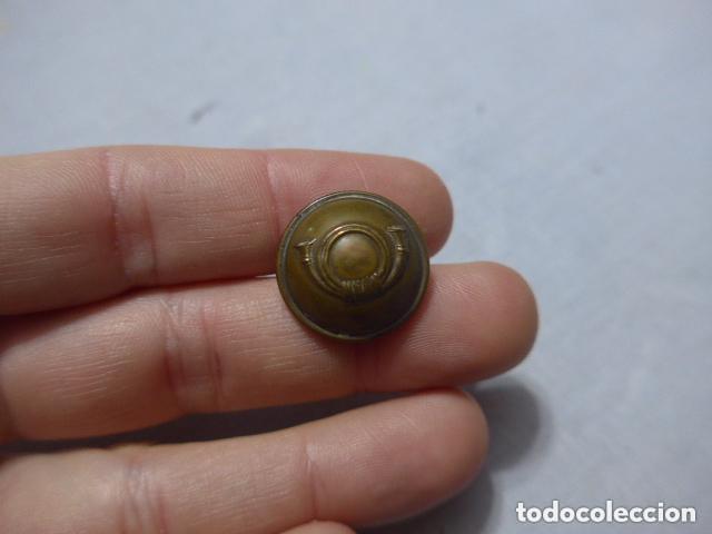 Militaria: Antiguo boton de cazadores o infanteria, original y raro. Epoca Guerra de Cuba.