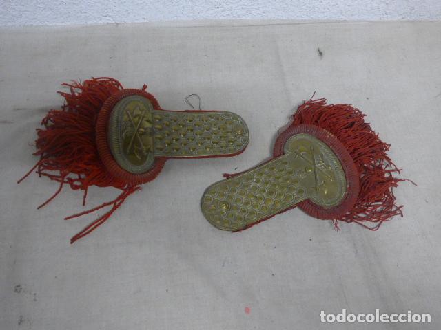 Militaria: Antigua pareja de hombreras francesas de bomberos del siglo XIX o principios s.XX, Francia-