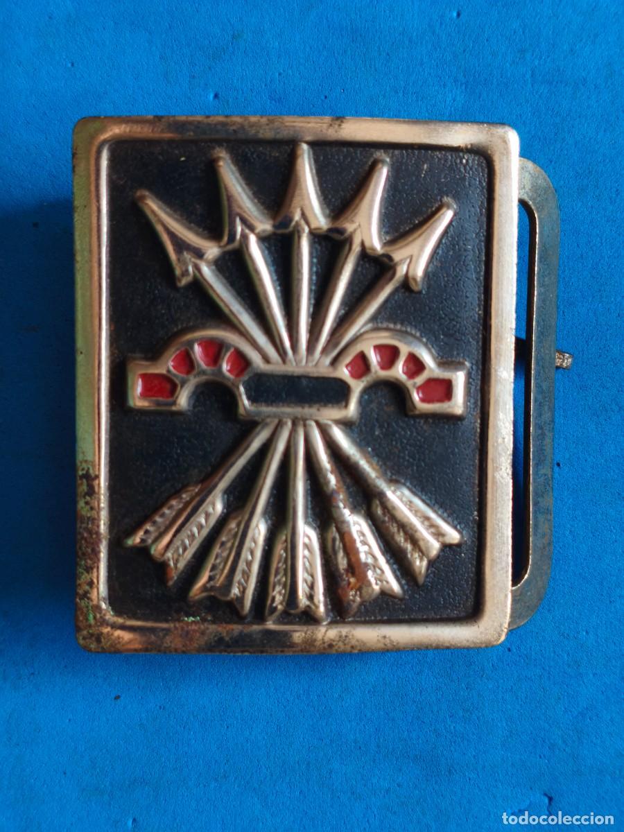 Militaria: Falange. Hebilla. Fondo negro.