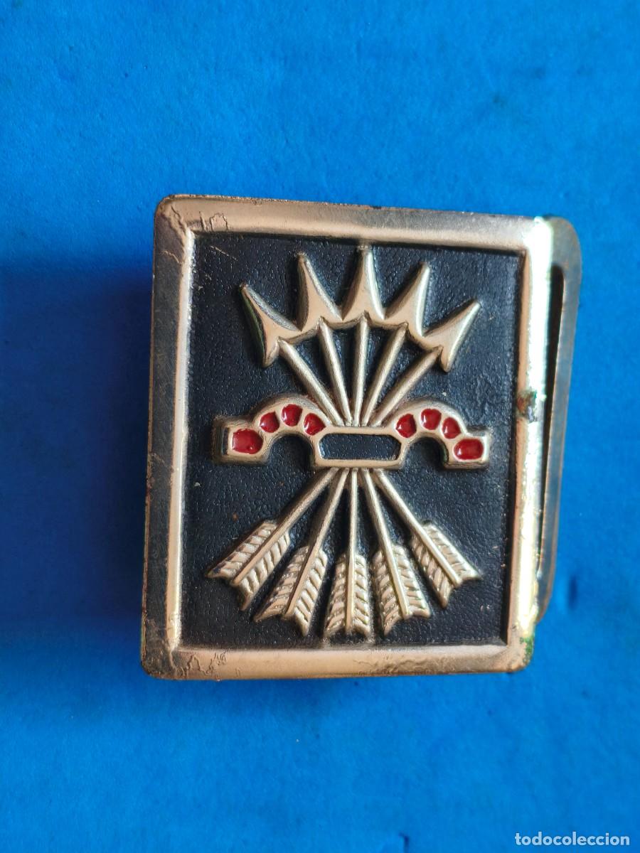 Militaria: Falange. Hebilla. Tama&ntilde;o peque&ntilde;o. Fondo negro.