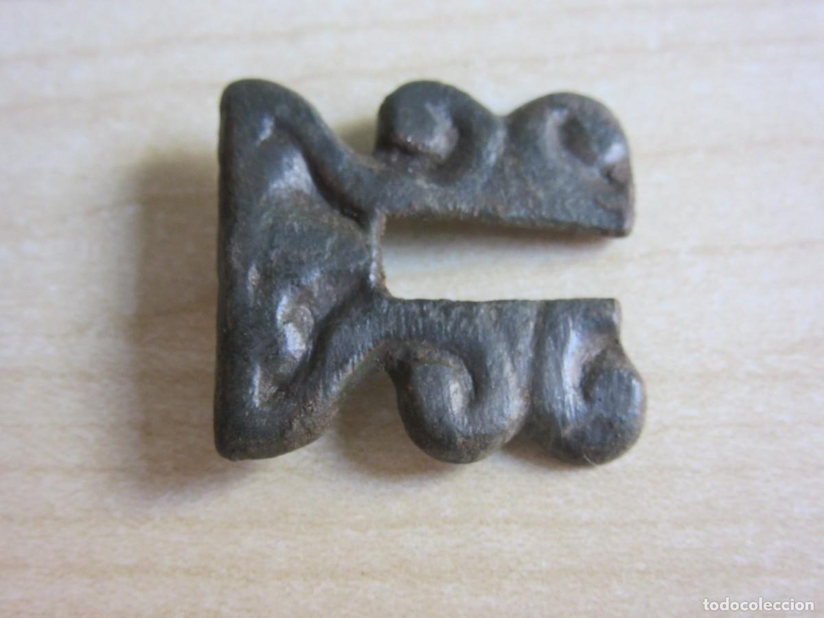 Militaria: Parte de hebilla Probable visigoda de bronce decorada Medida 2,8 x 2,5 cm