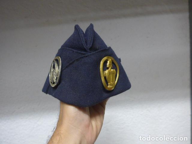 Militaria: Antiguo gorrillo frances a identificar, con 2 insignias o emblemas. Francia