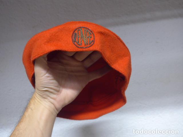 Militaria: ANTIGUA FUNDA ROJA DE GORRA DE RENFE DE JEFE DE ESTACION, ORIGINAL, EPOCA DE FRANCO.