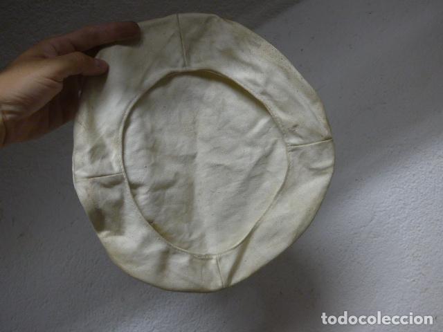 Militaria: Antigua funda blanca de gorra de plato espa&ntilde;ola, original. Muy grande.