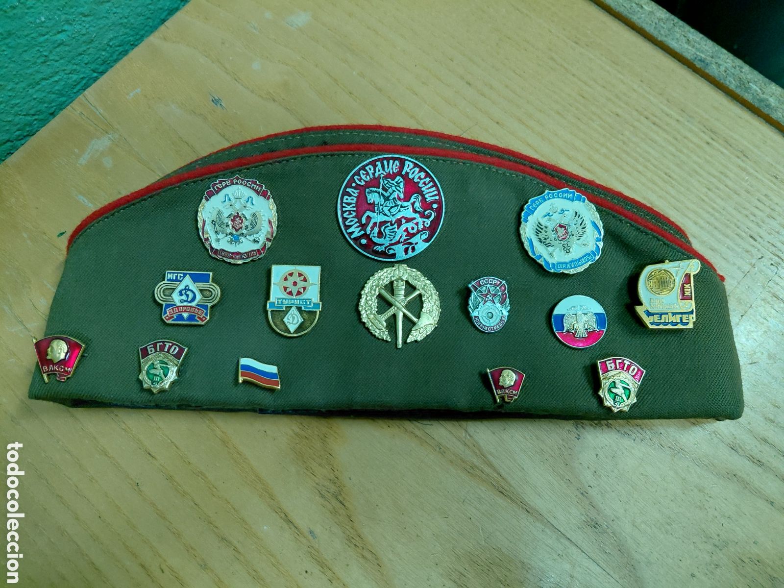 Militaria: GORRO RUSO, CHAPIRI. CON 14 INSIGNIAS.