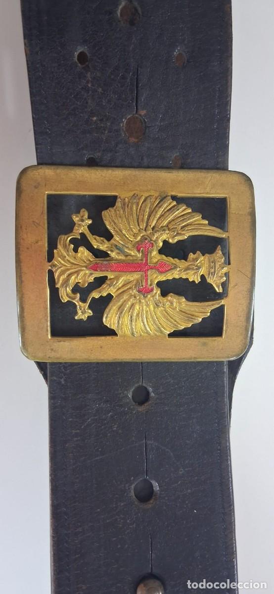 Militaria: Lote Militaria Ej&eacute;rcito Espa&ntilde;ol: Cintur&oacute;n con Hebilla Cruz de Santiago y 2 Fundas de Cuero