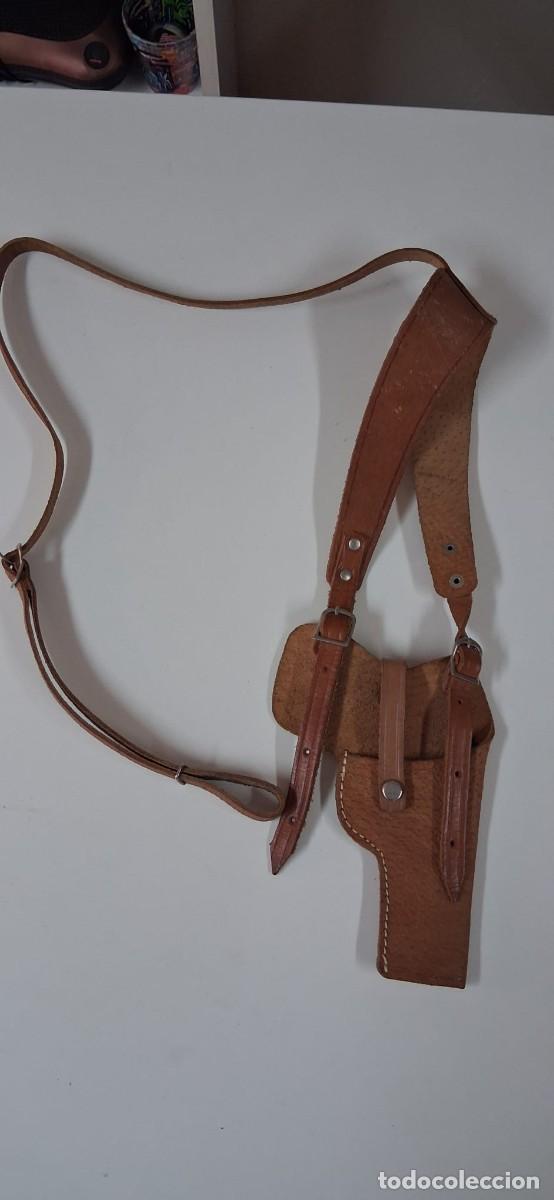 Militaria: Antigua funda / holster sobaquera de cuero para pistola corta / rev&oacute;lver &ndash; Militaria / Policial