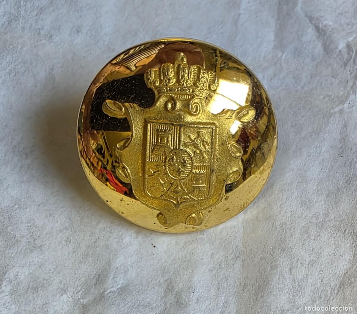 Militaria: Bot&oacute;n grande, dorado