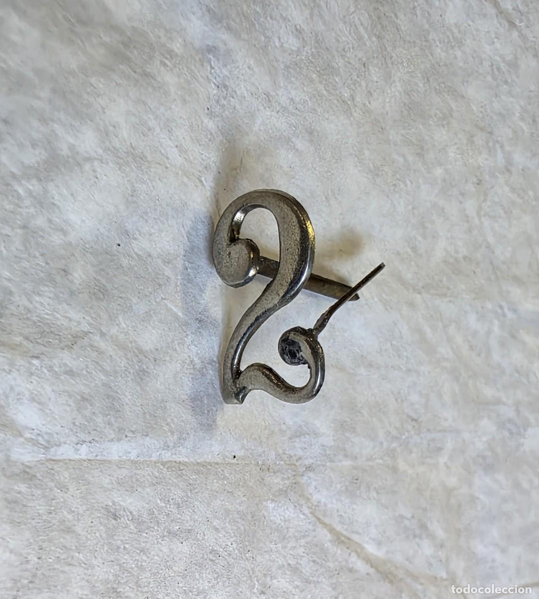 Militaria: Insignia de n&uacute;mero 2, plateado, 1,4 cm aprox.