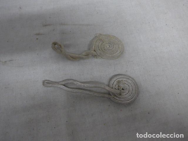 Militaria: Lote de 2 antiguas hombreras de la Guardia civil, distintas, una blanca y otra plateada.