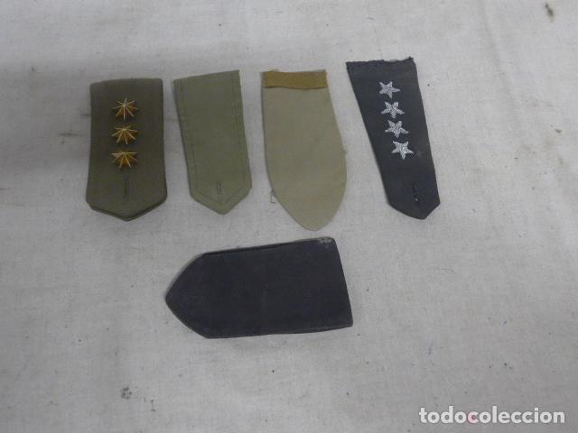 Militaria: Lote de 5 antiguas hombreras sueltas a identificar