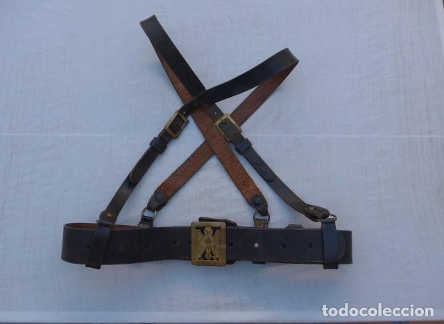 Militaria: ANTIGUO CINTURON CON HEBILLA Y TRINCHAS POLICIA ARMADA