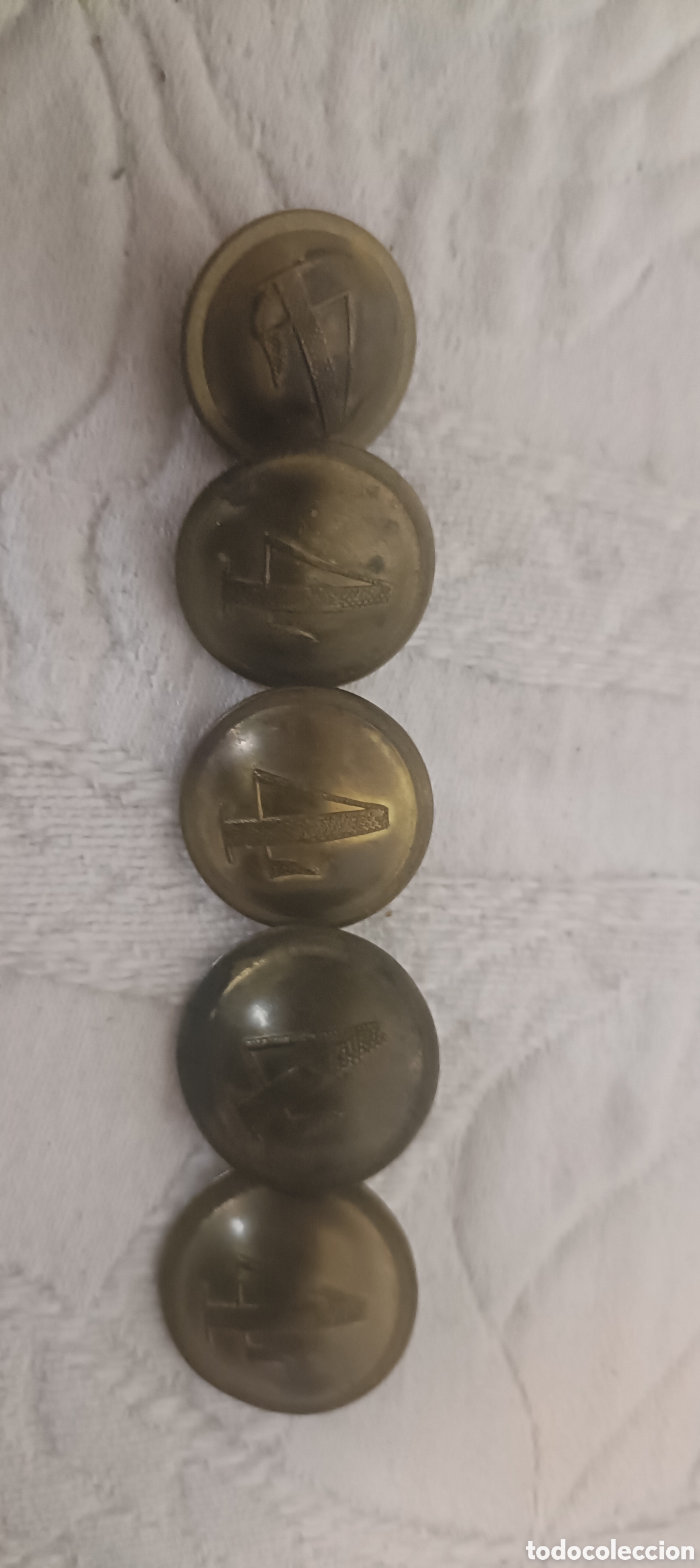 Militaria: Antiguos botones probablemente querr&aacute;n independencia para guerrera