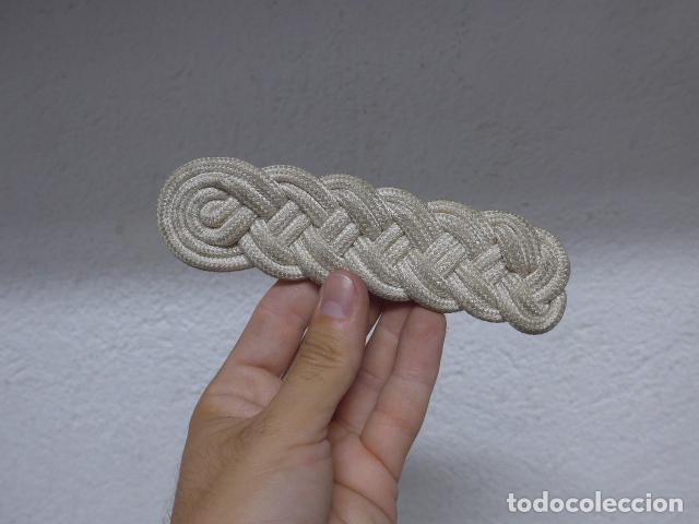 Militaria: Antigua hombrera militar espa&ntilde;ola en blanco