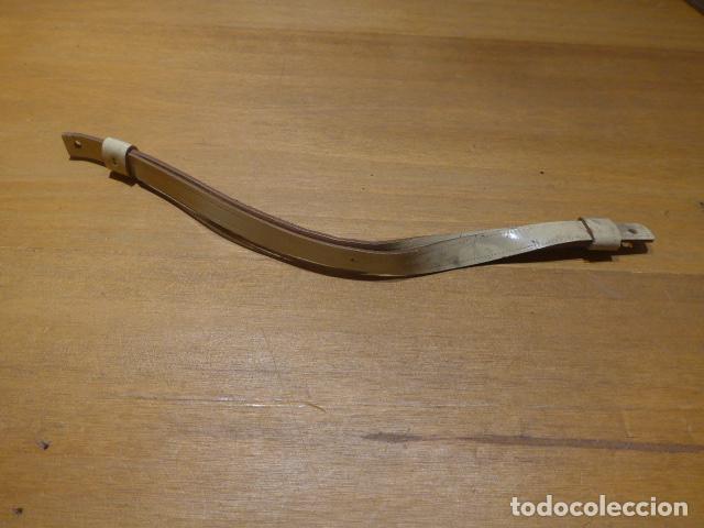 Militaria: Antiguo barbuquejo de cuero blanco para gorra de plato de policia o militar, original.