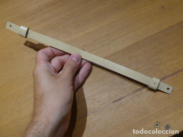 Militaria: Antiguo barbuquejo de cuero blanco para gorra de plato de policia o militar, original.
