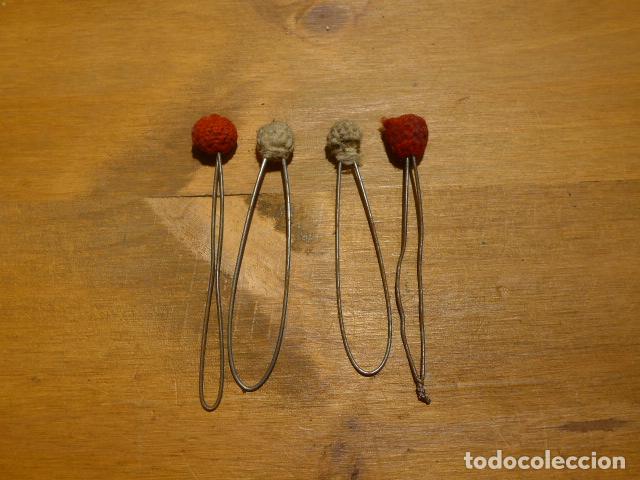 Militaria: Lote de 4 antiguos madro&ntilde;o o plumero de ros, blanco y rojo, originales de gorro.