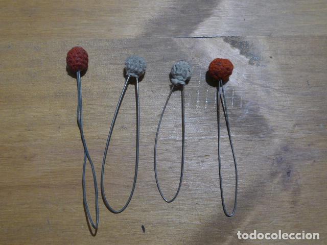 Militaria: Lote de 4 antiguos madro&ntilde;o o plumero de ros, blanco y rojo, originales de gorro.