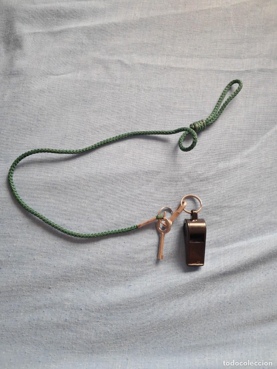 Militaria: SILBATO GUARDIA CIVIL CON LLAVE DE GRILLETES