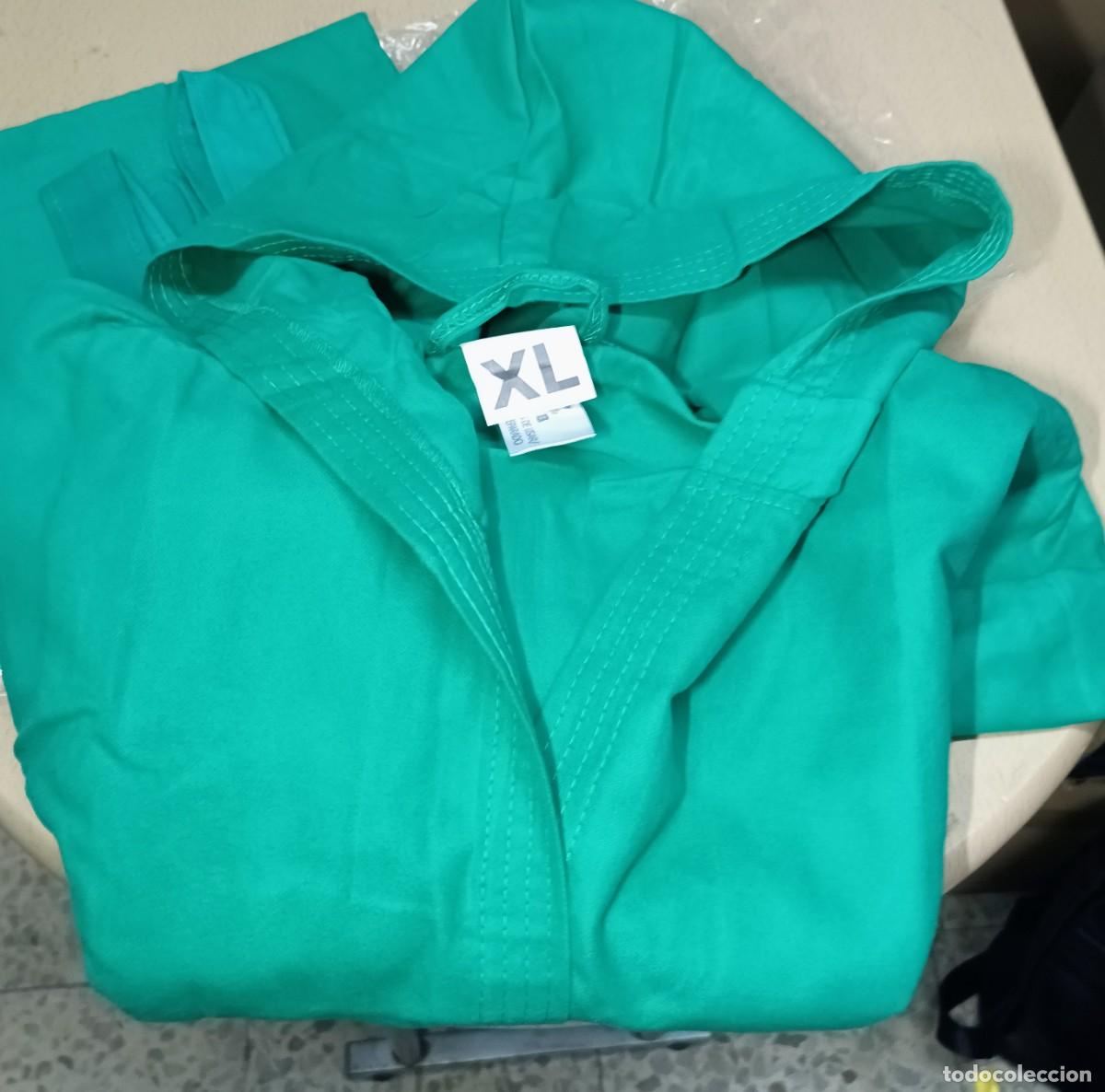 Militaria: Albornoz y toallas en microfibra verdes, resto de un lote entregado en guardia civil.