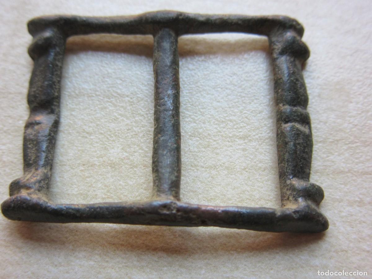 Militaria: Hebilla de bronce S XV- XVI Medidas 3,2 x 2,3 cm