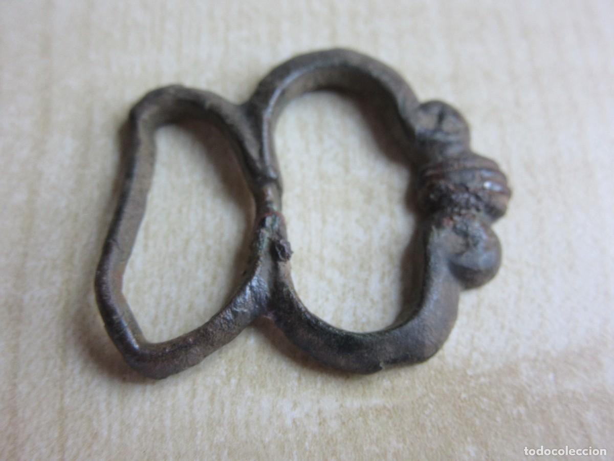 Military Antiques: Hebilla de bronce terminada en concha S XVI-XVII Medidas 3,5 x 3,1 cm