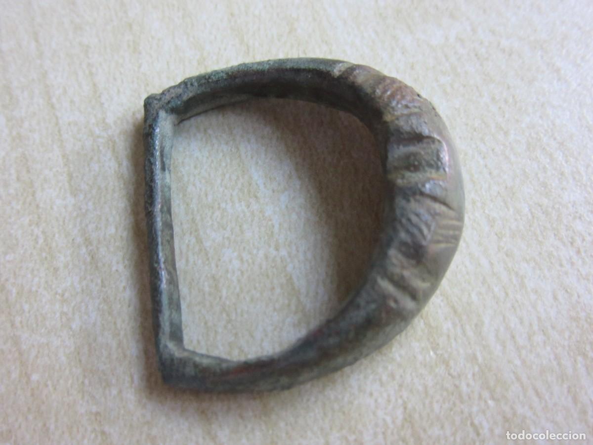 Military Antiques: Hebilla medieval de bronce decorada Medidas 2,8 X 2,5 cm
