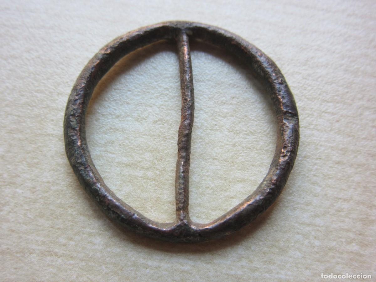 Militaria: Hebilla medieval redonda de bronce S XIV - XVI Di&aacute;metro 2,9 cm