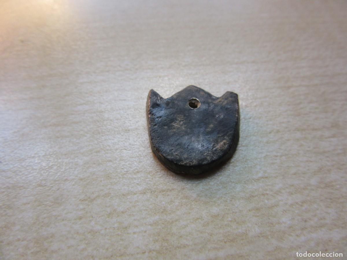 Militaria: Contera medieval de bronce Medidas 1,5 x 1,5 cm
