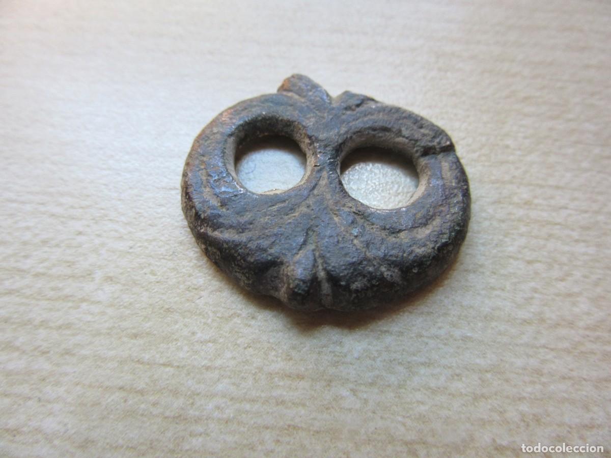 Militaria: Contera medieval o romana de bronce Medidas 2,7 x 2,3 cm