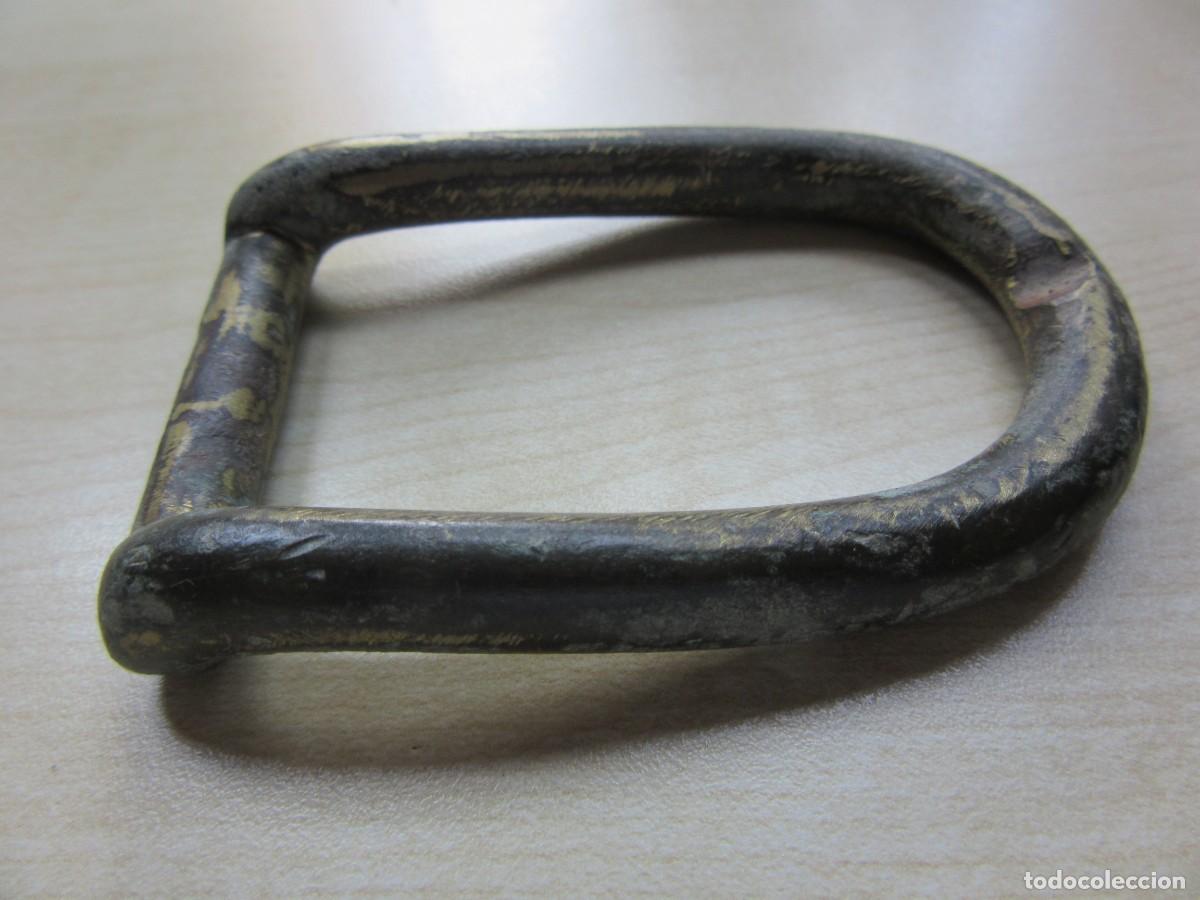 Militaria: Gran hebilla de bronce antigua Posible S XVII-XVIII Medidas 8,1 x 6 cm Peso 115 gr