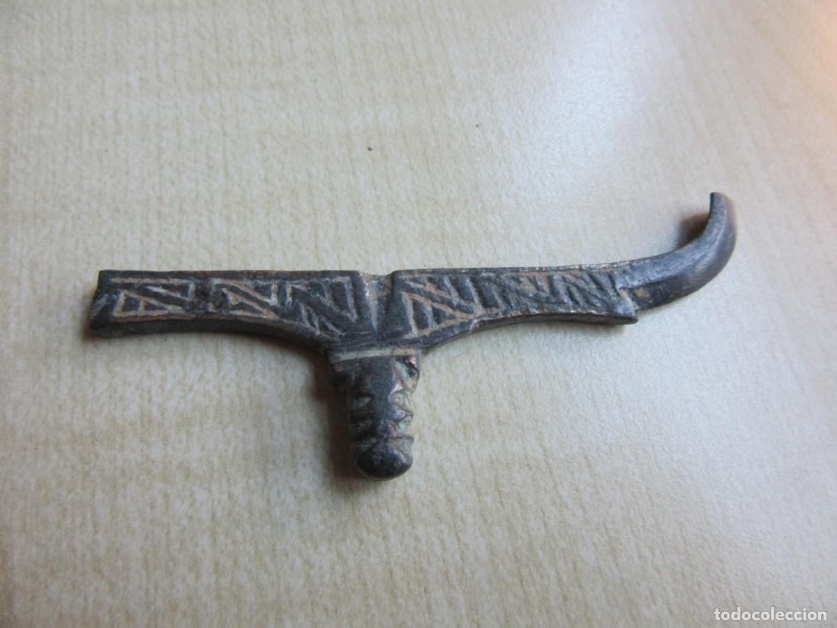 Militaria: Parte central de hebilla medieval de bronce con cabeza de oso o lobo decorada Longitud 7 cm