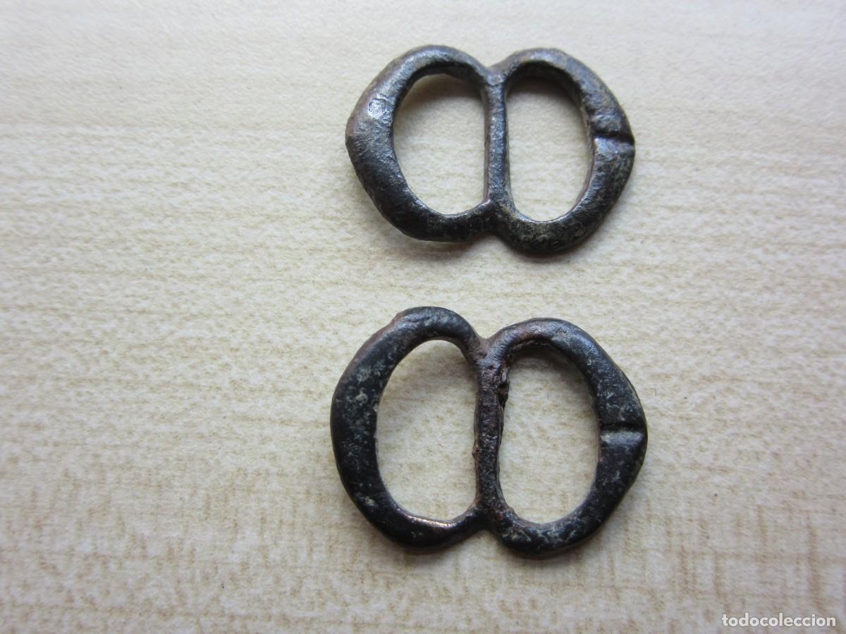 Militaria: 2 hebillas de bronce en forma de 8 Medievales Medidas aprox 2,4 x 1,9 cm