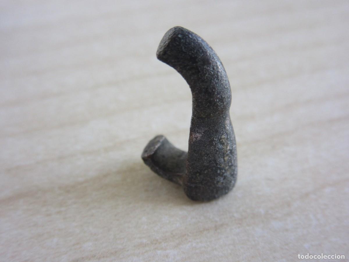 Militaria: Aguja de hebilla Visigoda Bronce Longitud 2 cm