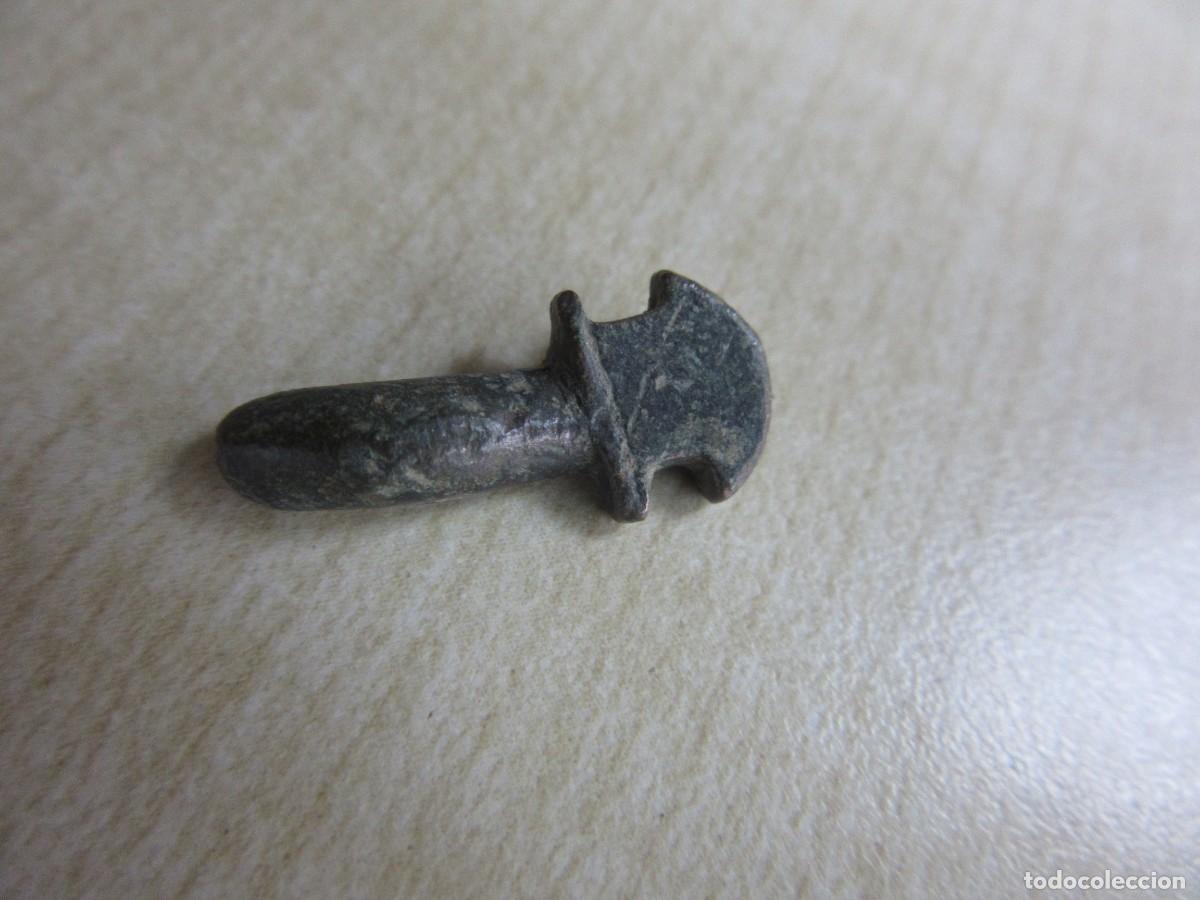 Militaria: Aguja de hebilla Visigoda Bronce Longitud 2 cm