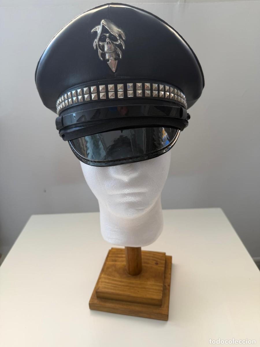Militaria: gorra con escudo calabera
