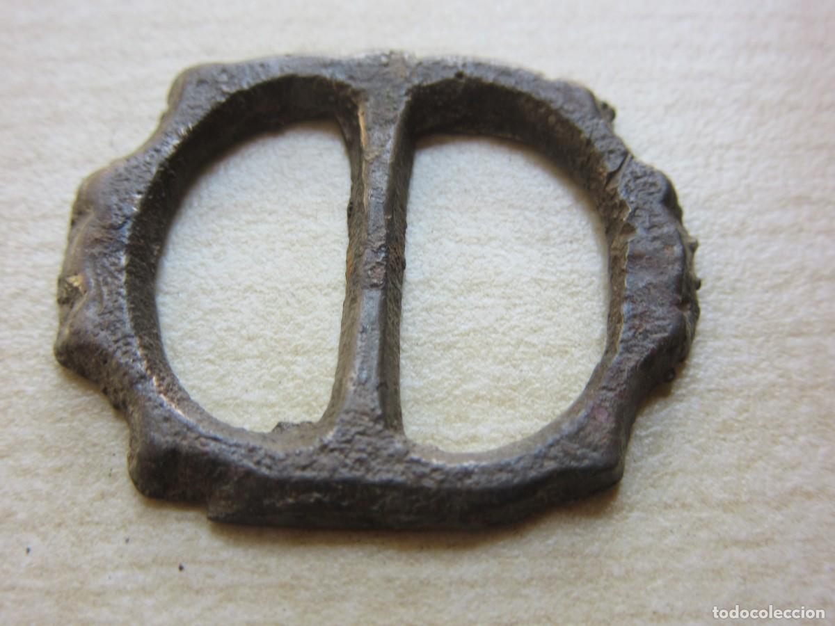 Militaria: Hebilla de bronce Medieval Medidas 2,8 x2,4 cm