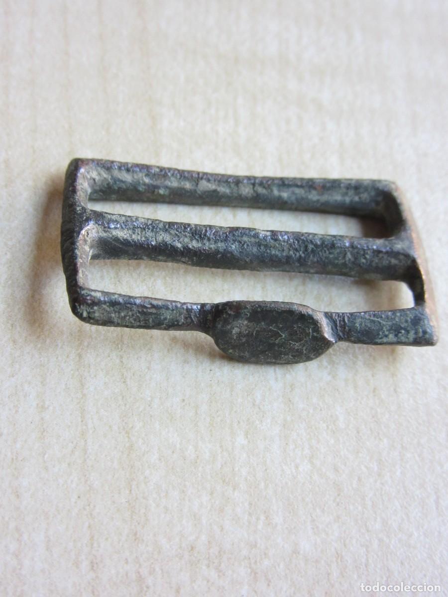 Militaria: Hebilla antigua de bronce Posible medieval Medidas 3,3 x 1,8 cm