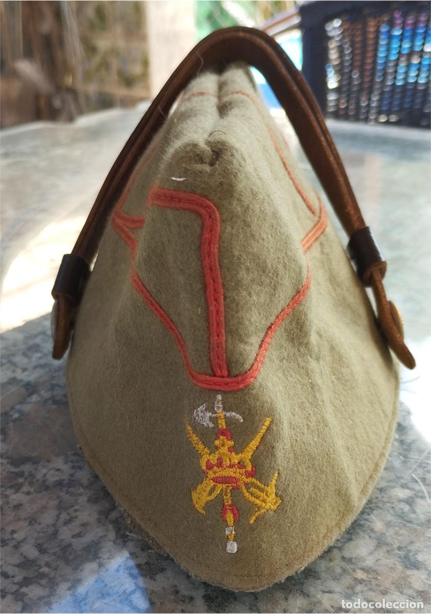 Militaria: GORRA DE LEGIONARIO CHAPIRI CON ESCUDO BORDADO Y BARBUQUEJO DE PIEL