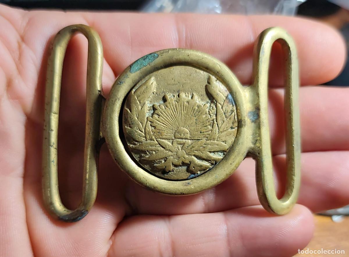 Militaria: Antigua hebilla militar o policial del Uruguay en bronce con sol saliendo