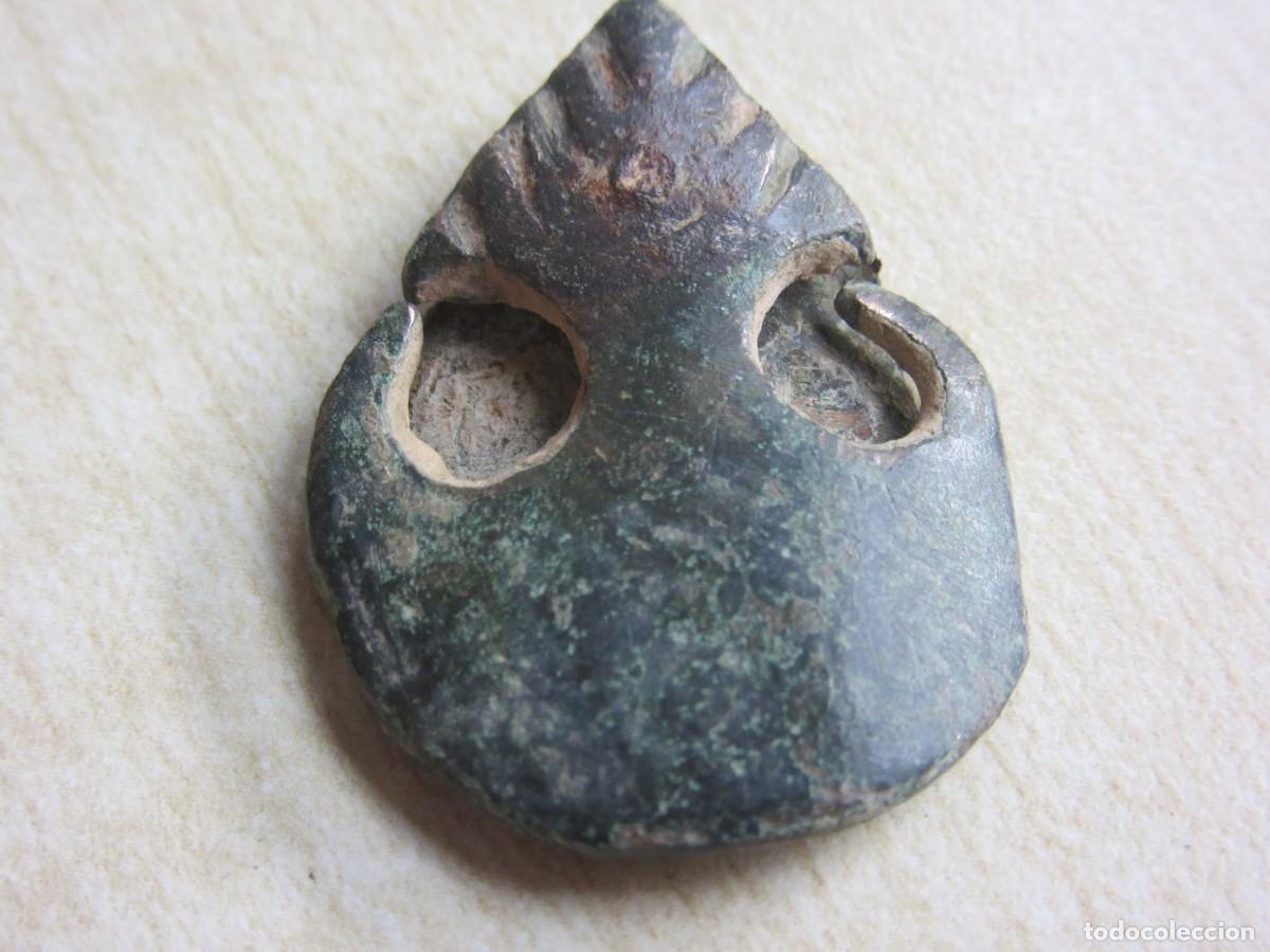 Militaria: Bonita contera de bronce completa medieval o romana medidas 3x 2,6 cm